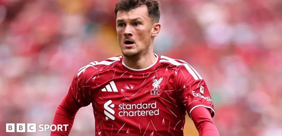 Jugador de Liverpool corriendo en el campo