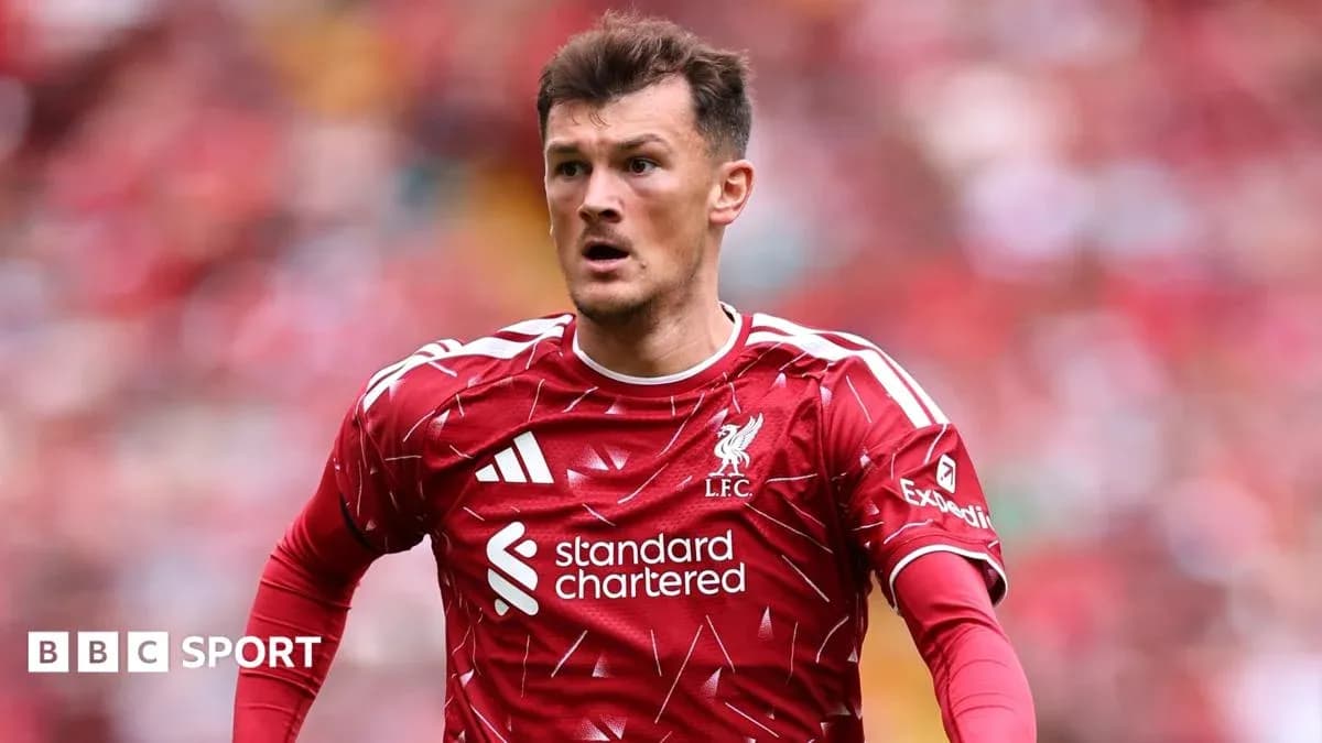 Jugador de Liverpool corriendo en el campo