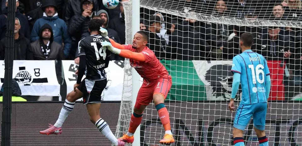 Jugador de Udinese despejando el balón en la portería