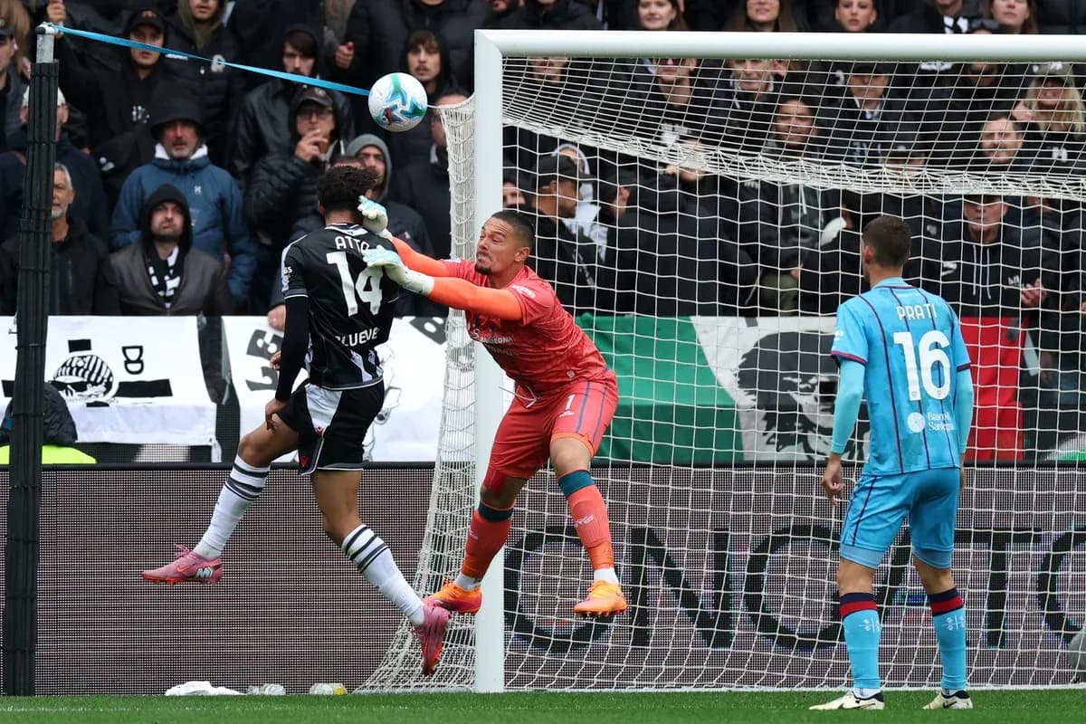 Jugador de Udinese despejando el balón en la portería