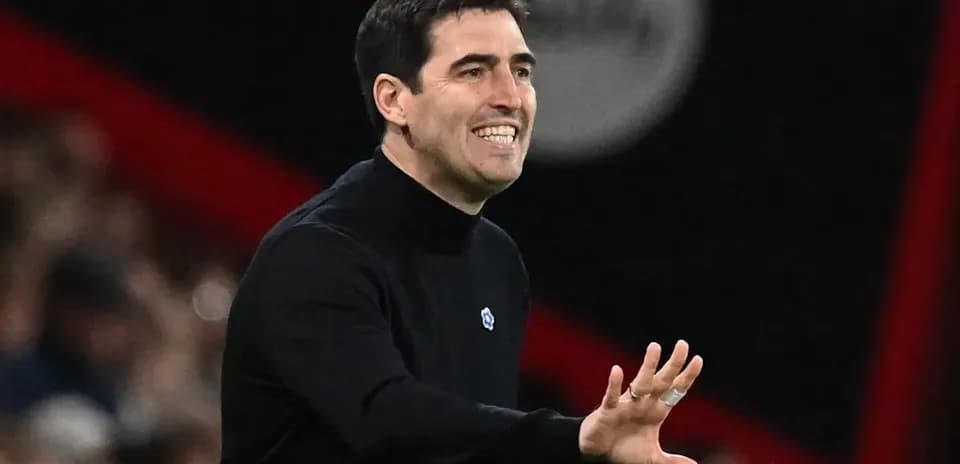Entrenador gesticulando durante el partido
