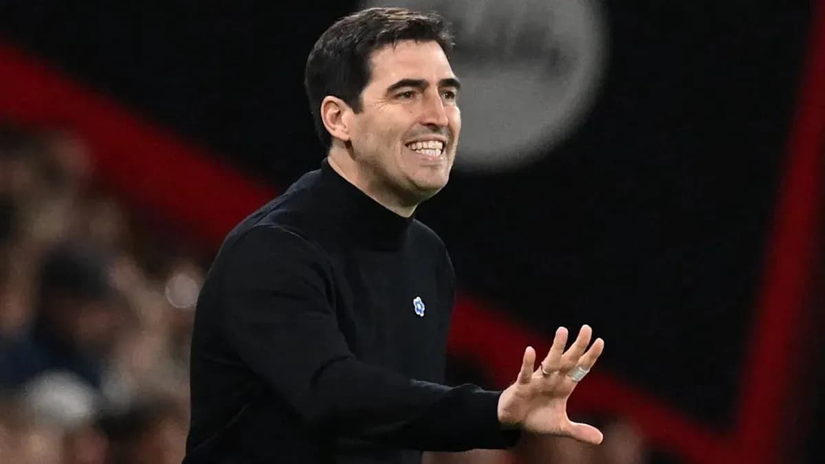 Entrenador gesticulando durante el partido