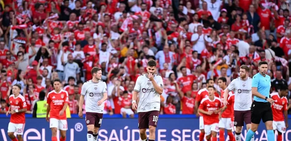 Jugadores de Hearts en partido contra Benfica