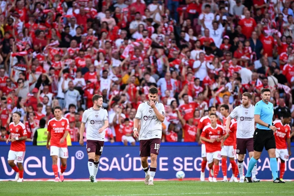 Jugadores de Hearts en partido contra Benfica