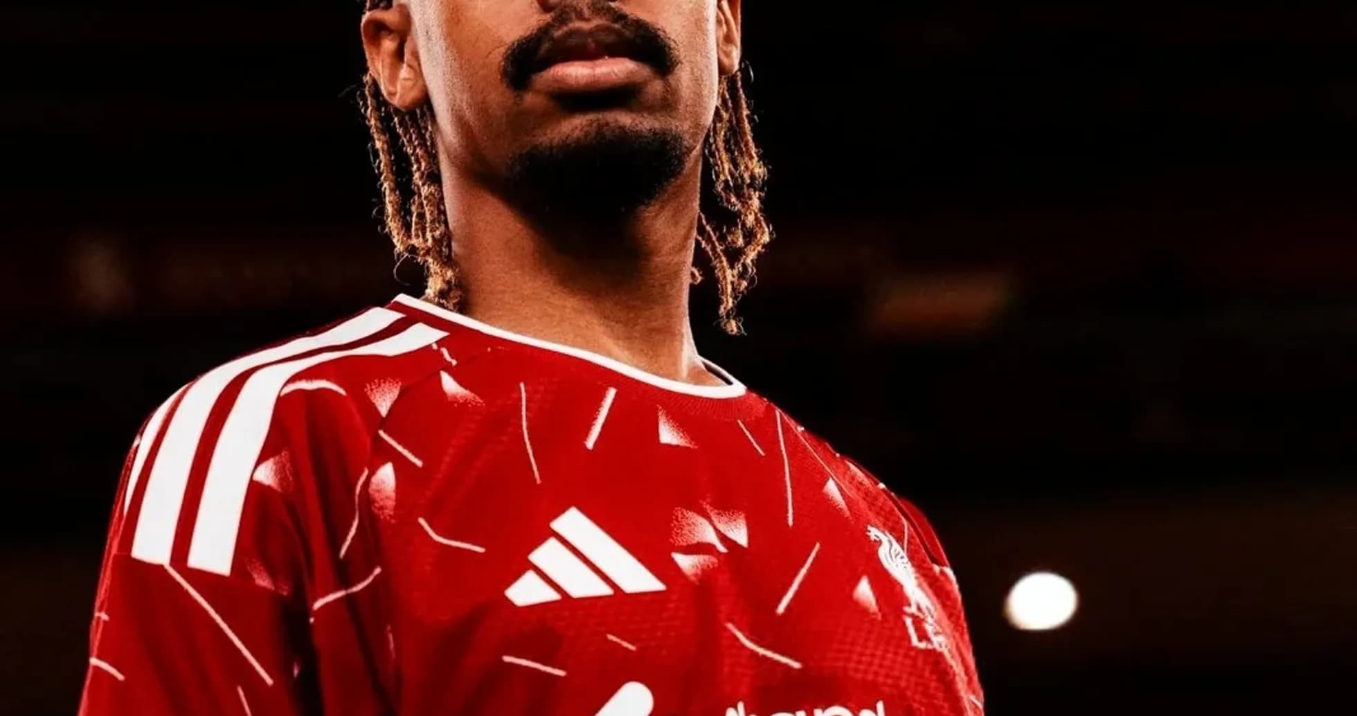 Jugador posando con camiseta roja del Liverpool