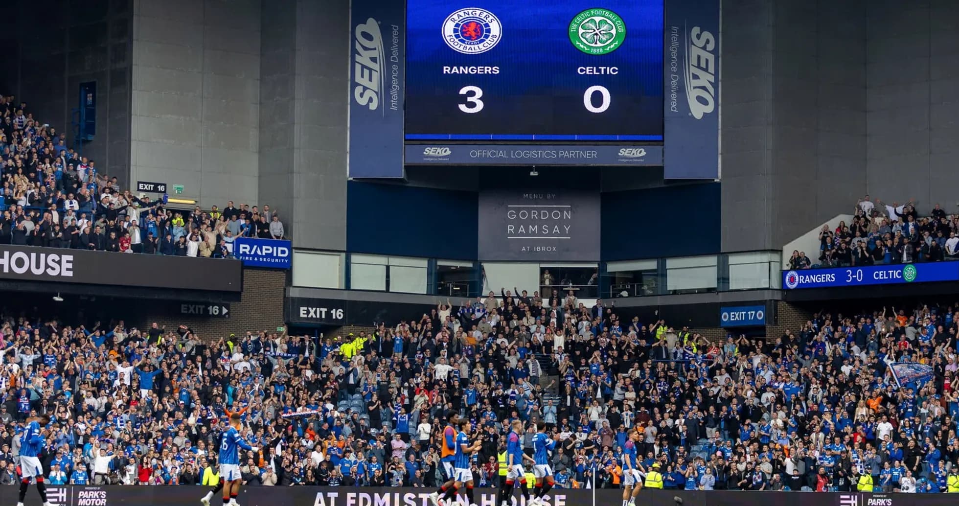 Marcador muestra Rangers 3, Celtic 0 en el estadio