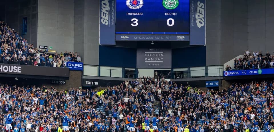 Marcador muestra Rangers 3, Celtic 0 en el estadio