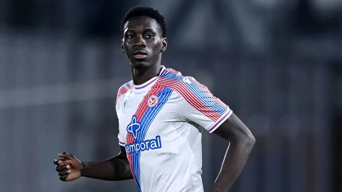 Jugador corriendo durante un partido de fútbol