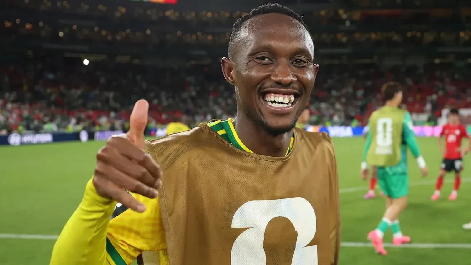 Jugador sonriente mostrando el pulgar hacia arriba