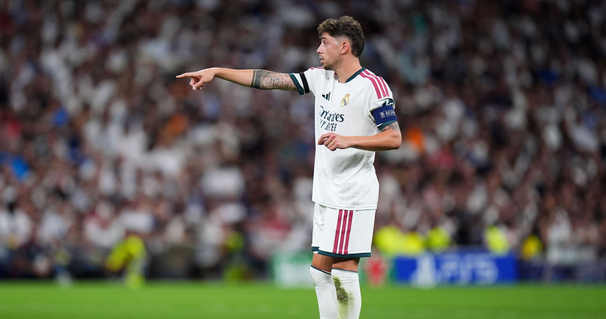 Jugador de Real Madrid señalando durante el partido