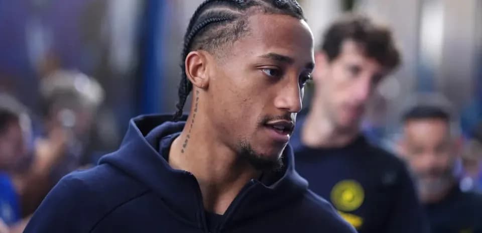 Jugador con trenzas en túnel de estadio