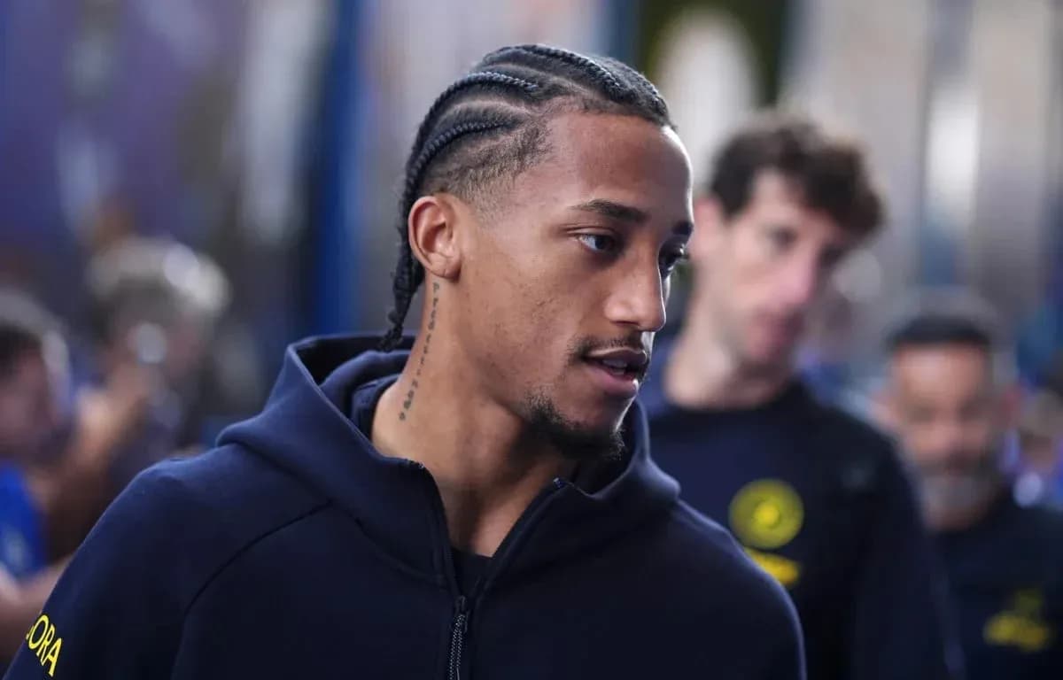 Jugador con trenzas en túnel de estadio