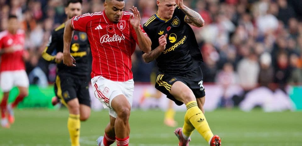 Jugador de Nottingham Forest persiguiendo el balón
