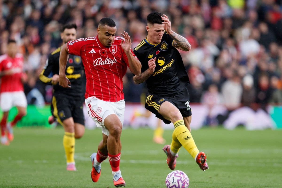 Jugador de Nottingham Forest persiguiendo el balón