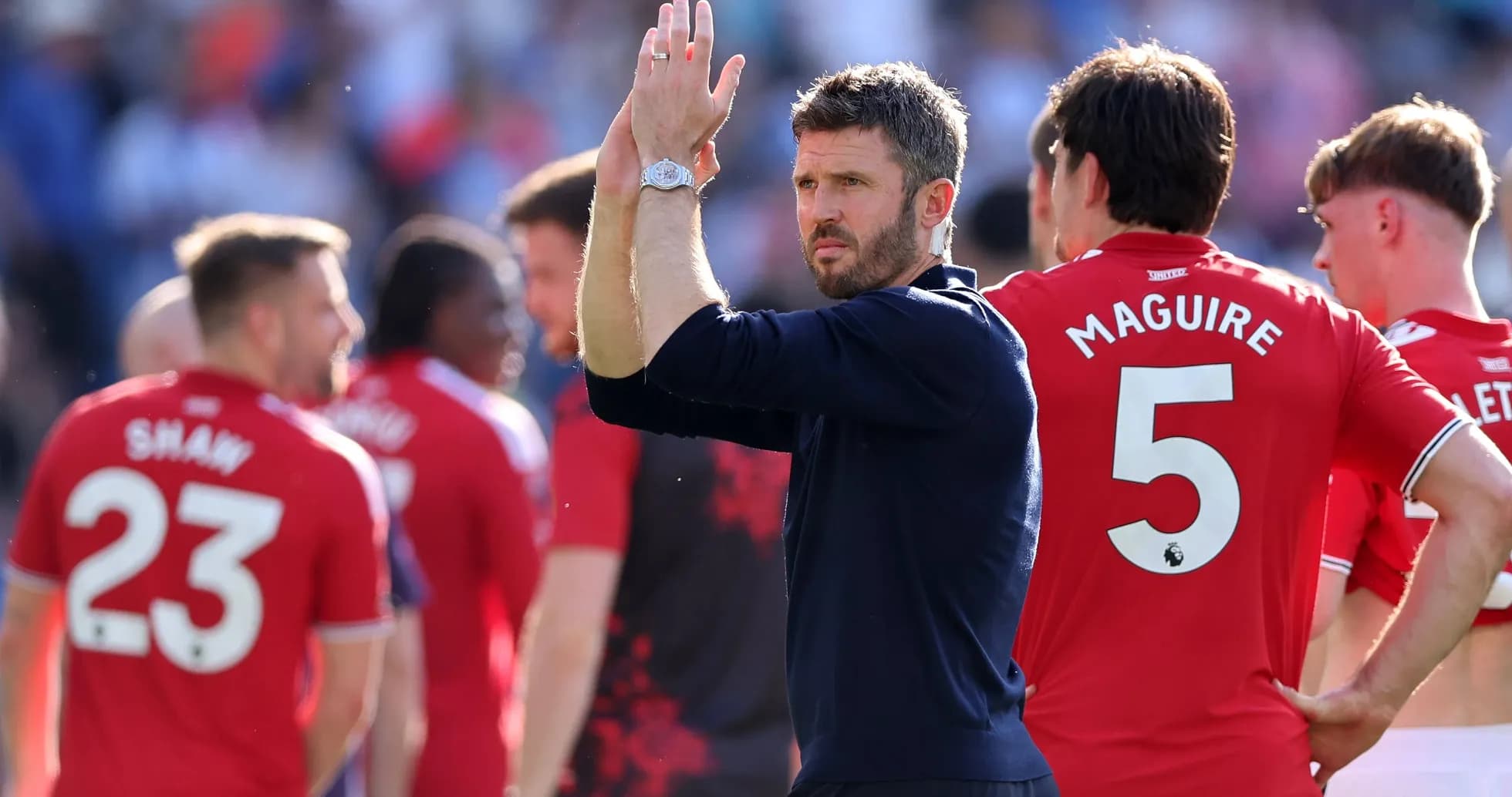 Entrenador aplaudiendo a jugadores tras el partido