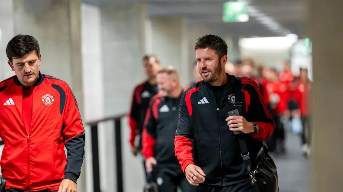 Jugadores de Manchester United caminando por pasillo