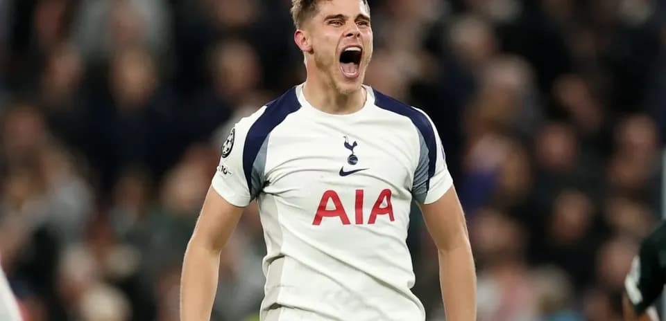 Jugador de Tottenham celebrando en el estadio
