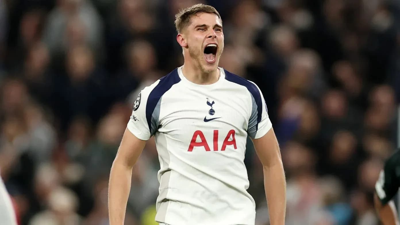 Jugador de Tottenham celebrando en el estadio