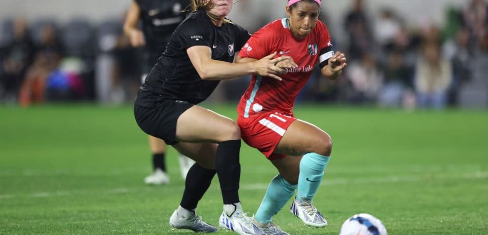Dos jugadoras luchando por el balón en el partido