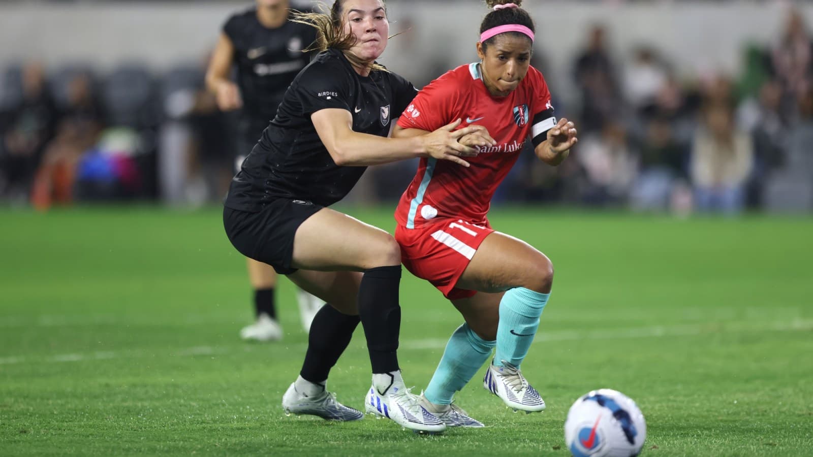 Dos jugadoras luchando por el balón en el partido