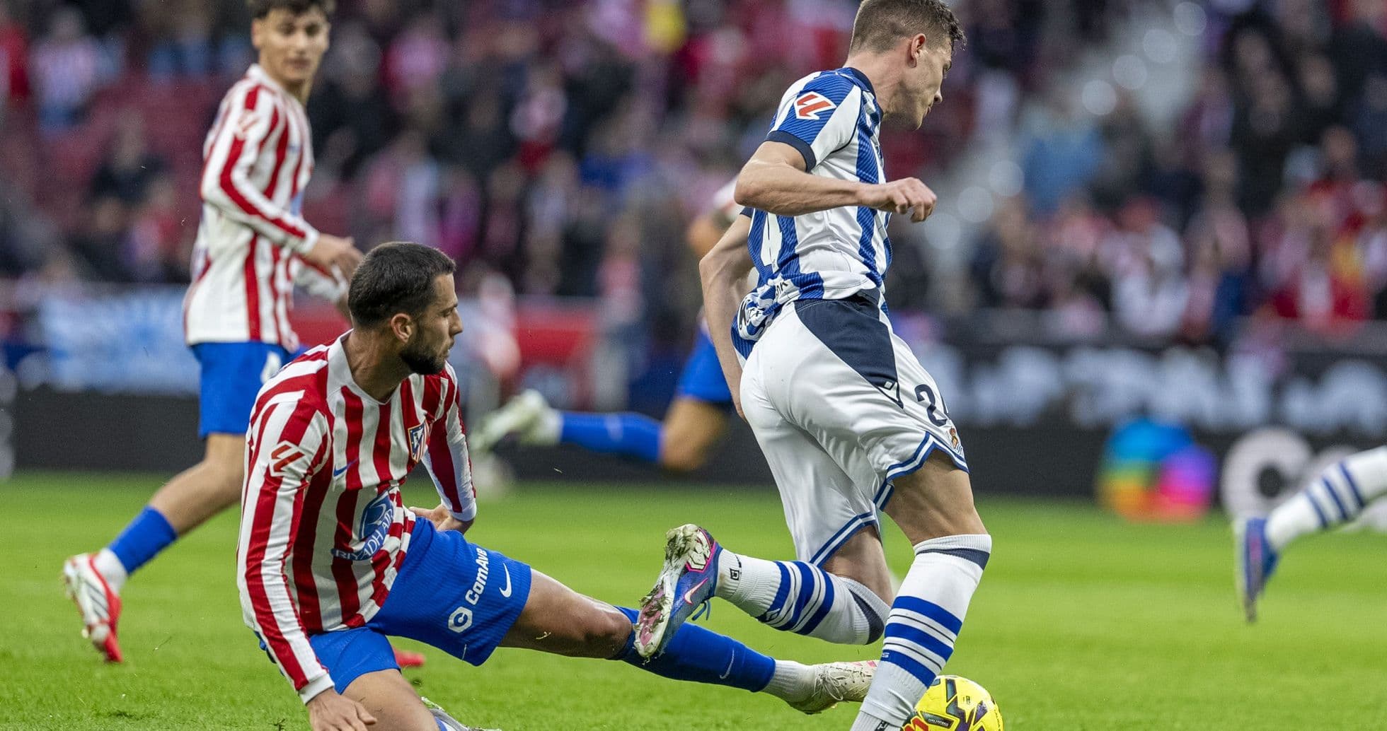 Jugador de la Real Sociedad driblando a un rival