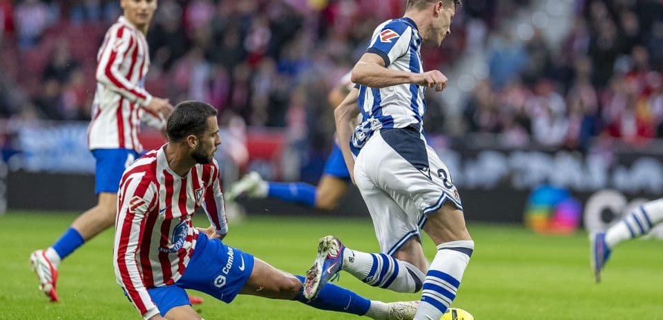 Jugador de la Real Sociedad driblando a un rival