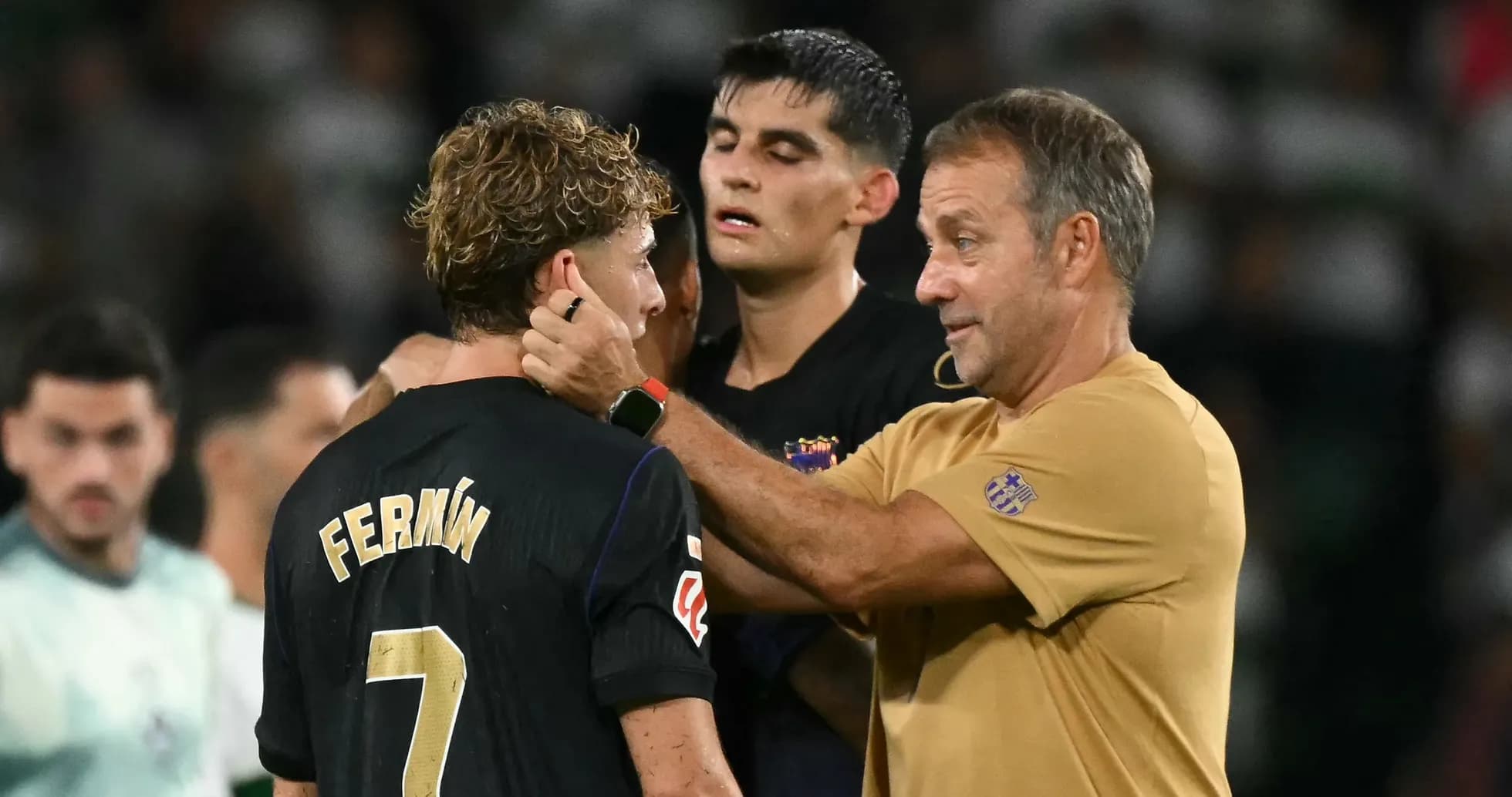 Entrenador hablando con jugador Fermín tras el partido