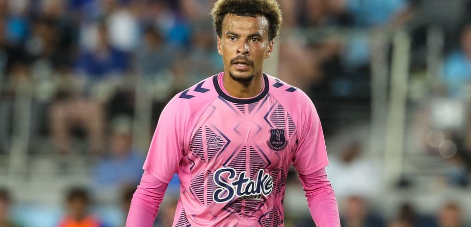 Portero de Everton en camiseta rosa durante partido