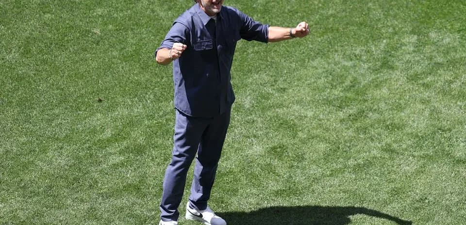 Entrenador animando desde el campo de juego