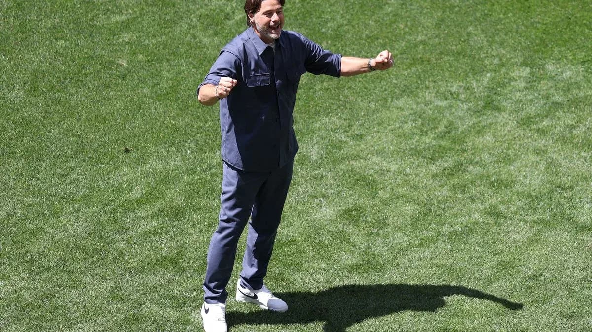 Entrenador animando desde el campo de juego