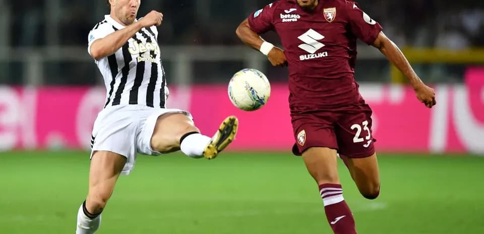 Dos jugadores luchando por el balón en el partido
