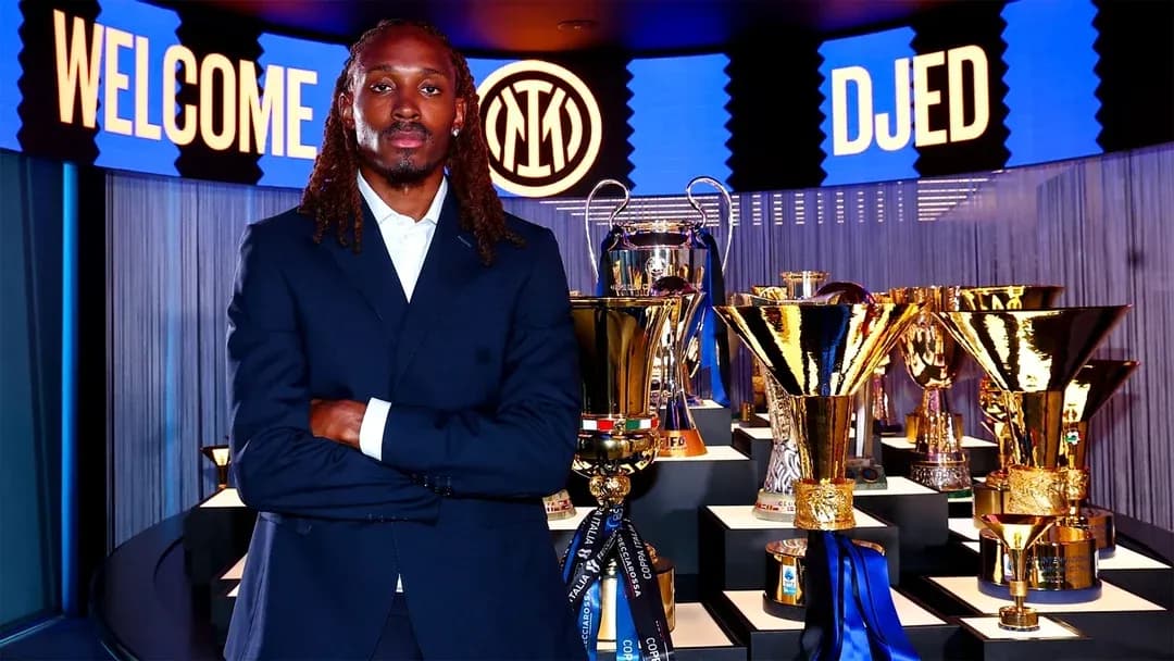 Jugador posando frente a trofeos de Inter de Milán