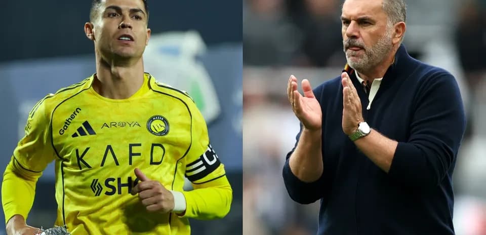 Cristiano Ronaldo y entrenador aplaudiendo durante partido