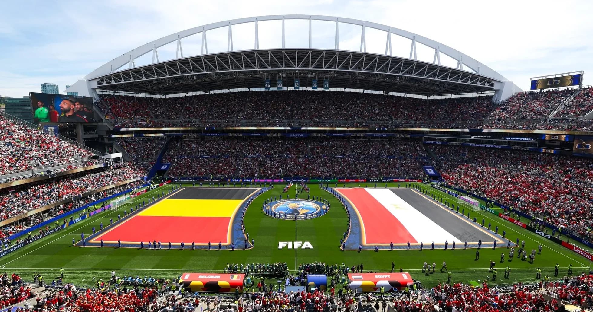 Banderas de Bélgica y Egipto en el estadio