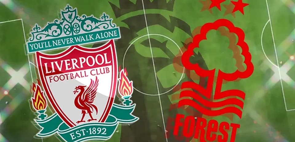 Logos de Liverpool y Nottingham Forest en el campo