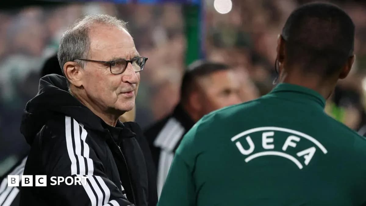 Entrenador saludando a oficial de UEFA en partido