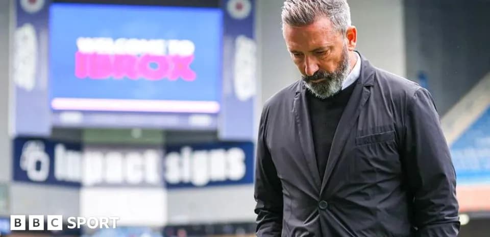 Entrenador caminando en Ibrox Stadium antes del partido