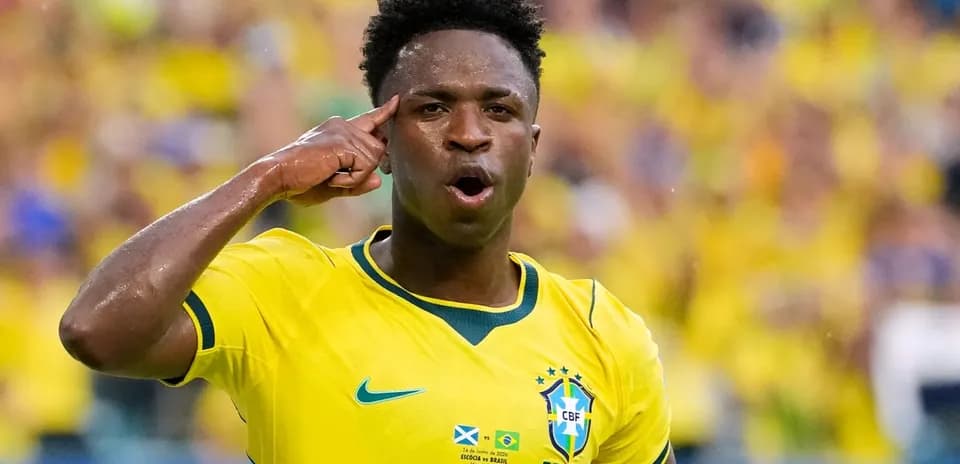 Jugador de Brasil celebrando con gesto en partido