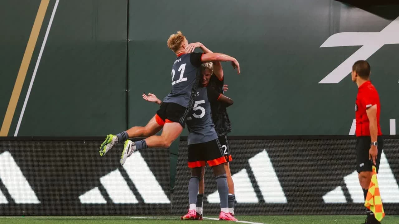 Jugadores celebrando un gol durante el partido