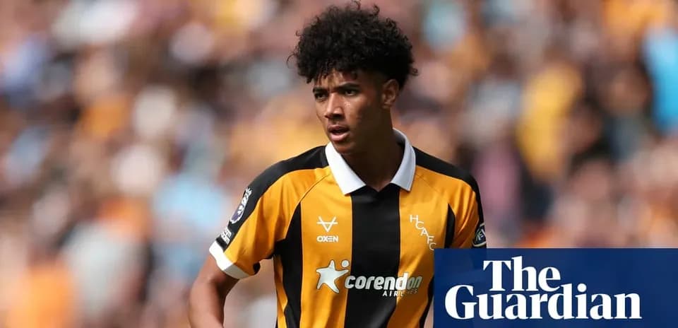Jugador de fútbol en uniforme amarillo y negro