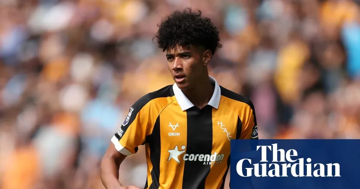 Jugador de fútbol en uniforme amarillo y negro