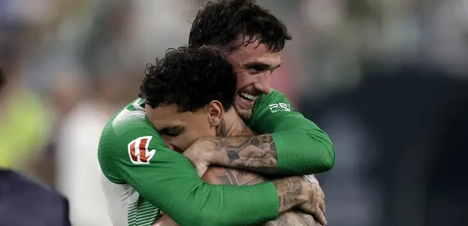 Jugadores abrazándose después de un partido