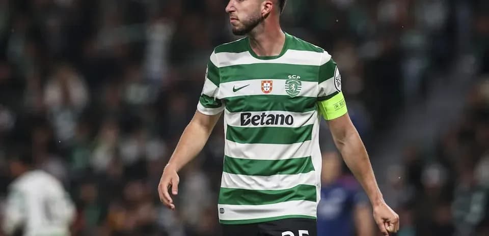 Jugador de Sporting CP con camiseta a rayas en el campo