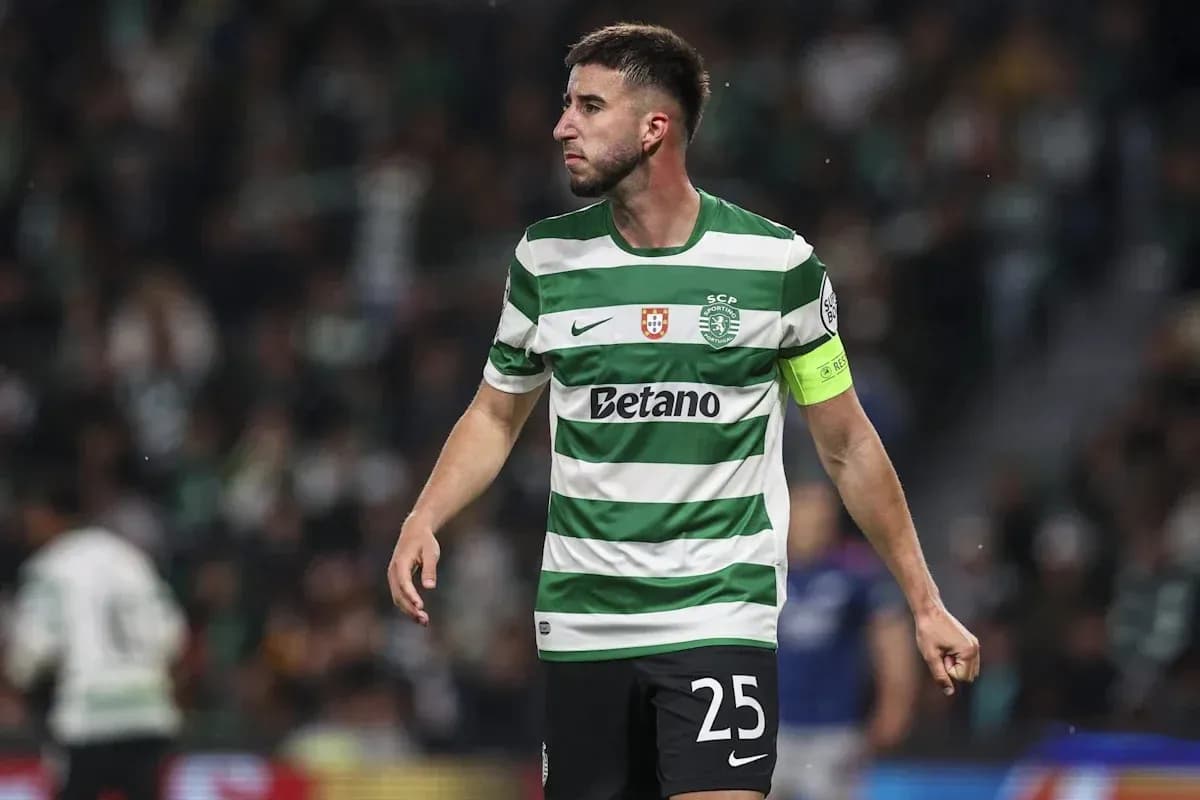 Jugador de Sporting CP con camiseta a rayas en el campo