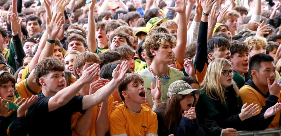 Multitud de aficionados animando en un evento deportivo