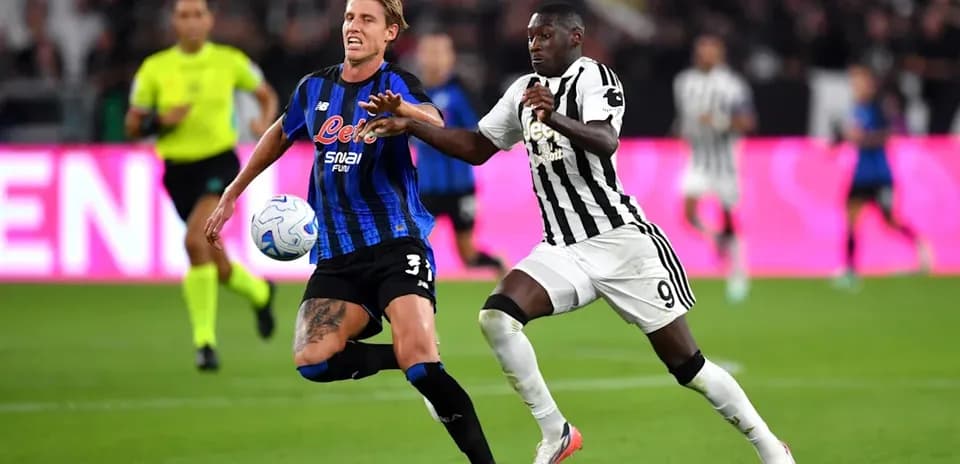 Jugador de Atalanta persiguiendo balón ante jugador de Juventus