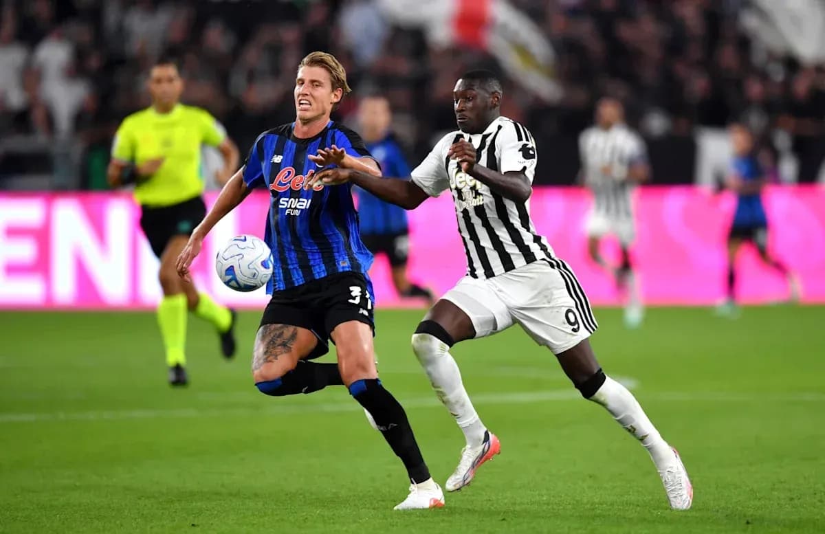 Jugador de Atalanta persiguiendo balón ante jugador de Juventus