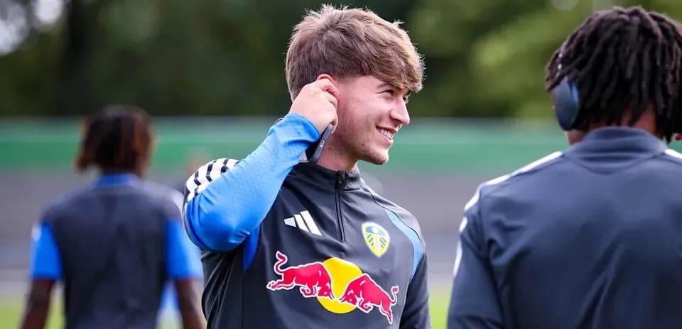 Jugador de Leeds United en entrenamiento con auriculares