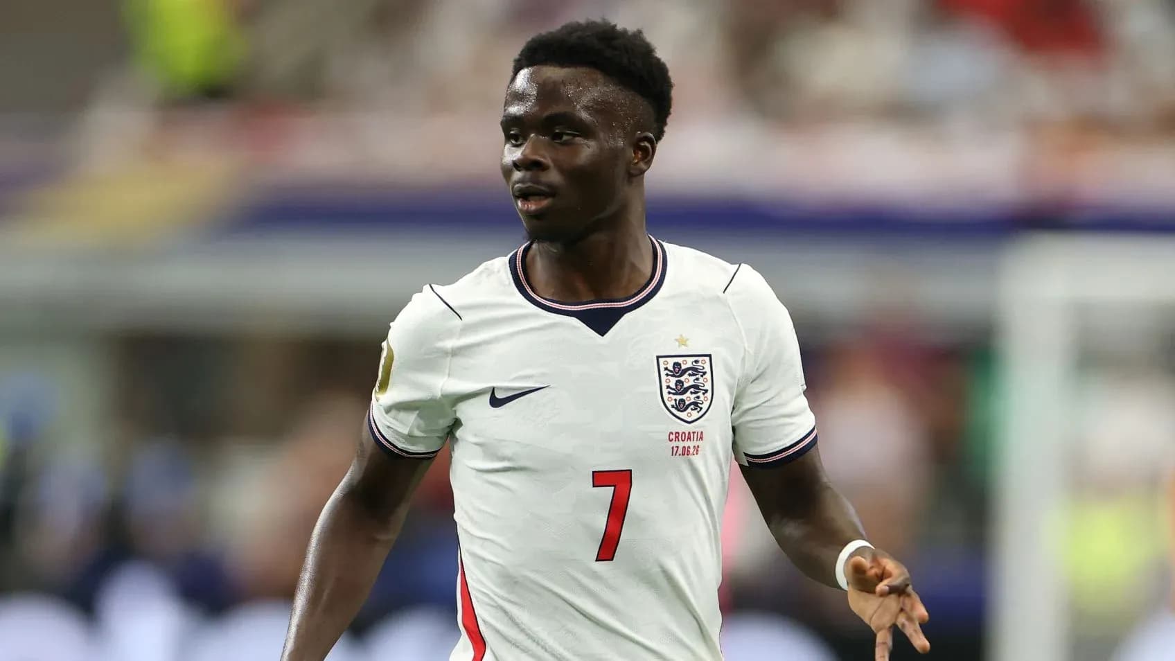 Jugador de Inglaterra con camiseta blanca en acción