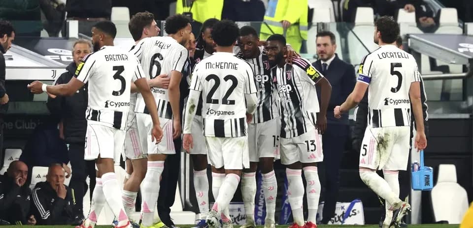 Jugadores de Juventus celebrando una jugada en el campo